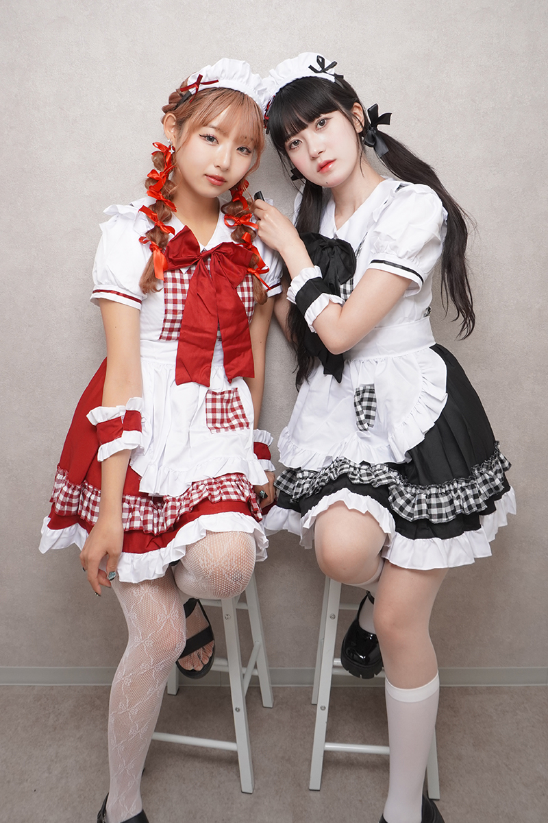 メイド服を着た女の子が椅子に座っている写真