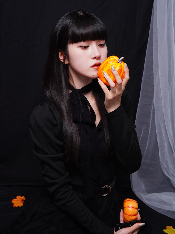 かぼちゃを手に取って食べようとしている女の子