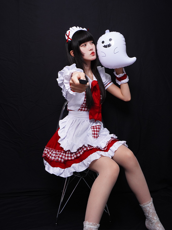 メイド服の女の子がお化けの小物を持って椅子に座っている