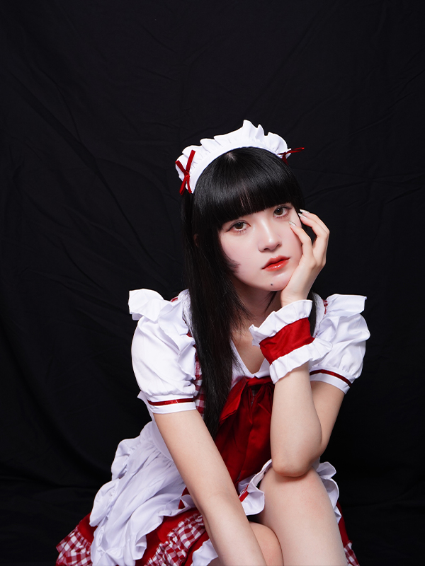 メイド服の女の子がカメラ目線