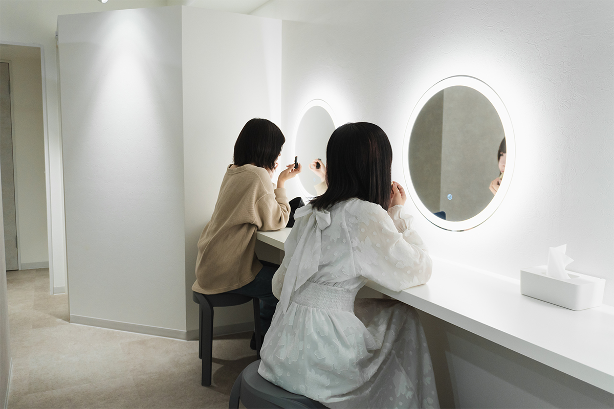 メイクスペースで準備をしている女の子