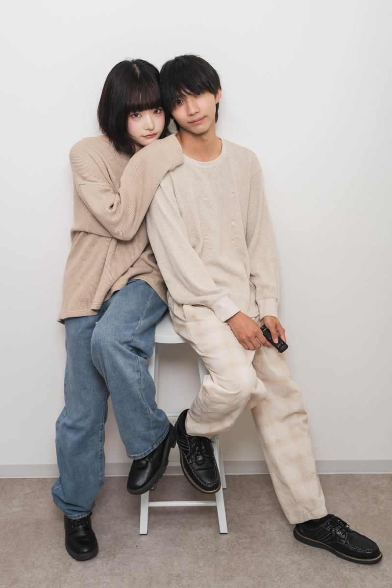 白の背景で前撮りをする夫婦