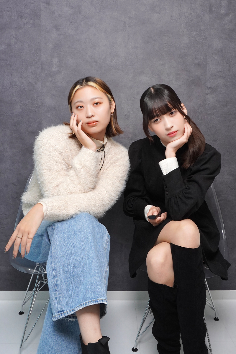 ダークグレーの背景で撮影する女子