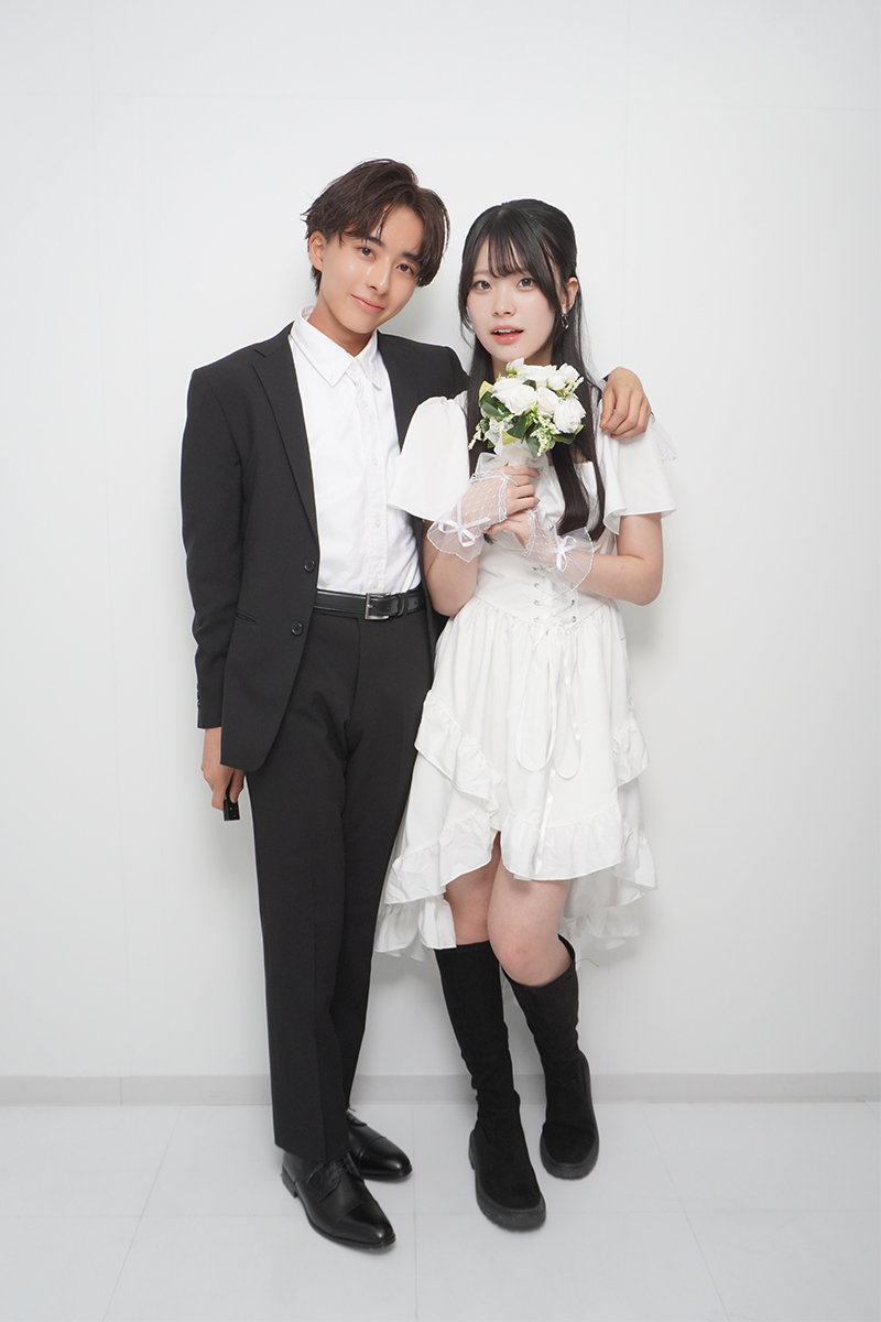 ホワイトの背景で撮影する夫婦