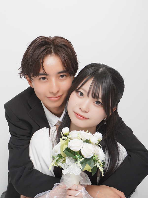 ブルー背景でセルフ写真を撮る女の子