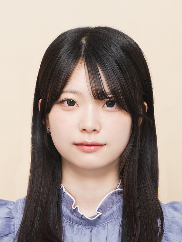 ベージュの背景の証明写真