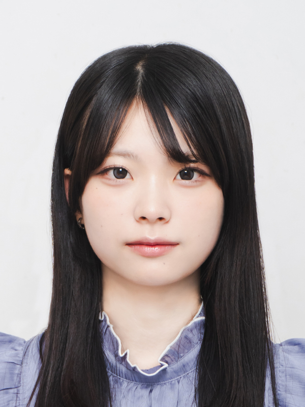 ホワイトの背景の証明写真