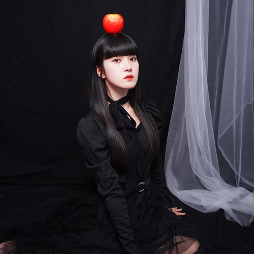 黒背景で撮影する女の子