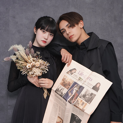 モダンな背景で写真を撮るカップル