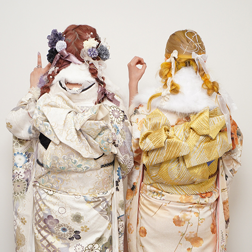 成人式の日に着物で写真を撮る後ろ姿の女性